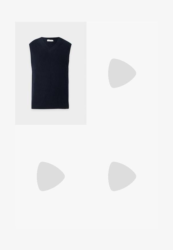Marineblauwe mouwloze gebreide sweatervest met V-hals en geribbelde zoom, weergegeven op een effen lichte achtergrond.; Heren blouse met lange mouwen en knopen, met een beige-wit geruit patroon, voorzien van een puntkraag en een borstzak.; Blauwe denim jeans met rechte pijpen, voorzakken, lussen voor een riem, knoopsluiting en een vervaagde wassing.; Zwarte leren derby schoenen met een strak ontwerp, ronde neus en een getextureerde rubberen zool met diepe groeven voor grip.