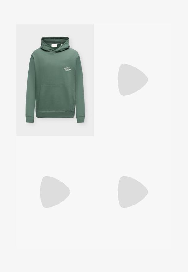 Grüner Kapuzenpullover mit Kängurutasche vorne und kleinem weißen Aufdruck auf der linken Brust.; Weißes Kurzarm-T-Shirt aus weicher Baumwolle, mit Rundhalsausschnitt und lockerem Sitz, ohne Muster oder Grafiken. Glatte Textur.; Schwarze Jeans aus Denim mit lockerer Passform, hoher Taille, silbernen Hardware-Details und einer verwaschenen Textur mit subtilen Falten. Gerade Beine ohne Verzierungen.; Sneaker aus weißem Leder mit einer beigen Zehenkappe und leichter brauner Gummisohle. Verfügt über flache weiße Schnürsenkel und geprägtes Branding an der Seite.