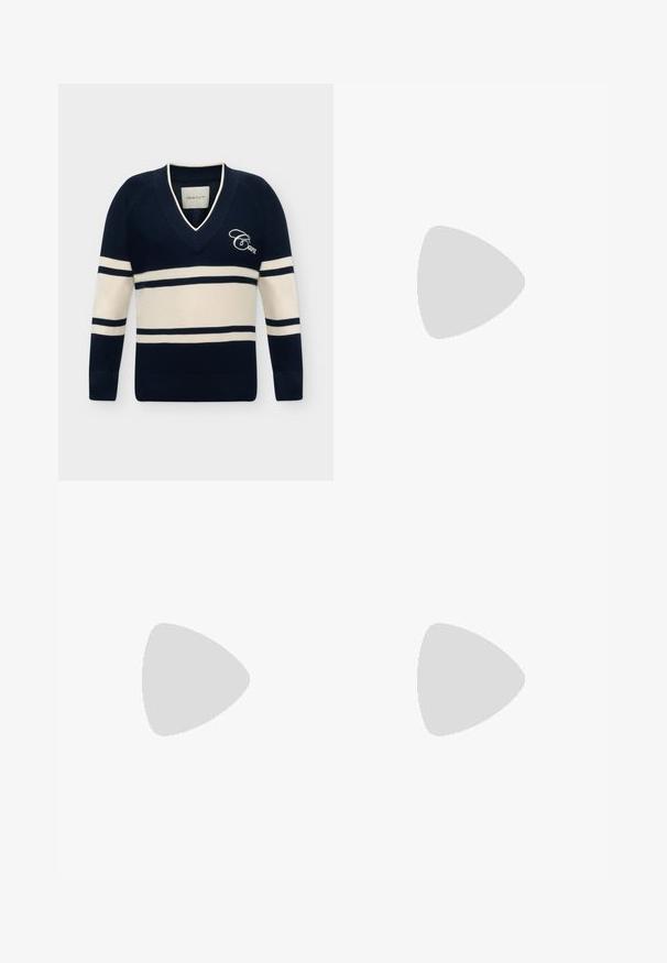 Marineblå og hvide stribet V-hals sweater med lange ærmer og "Gant" broderet på brystet.; Mørkeblå langærmet skjorte lavet af bomuld, med spids krave, hvide knapper og et diskret logo på brystet. Enkel tekstur.; Marineblå plisseret nederdel med elastisk talje, knælængde, lavet af letvægtsstof.; Mørkebrune polerede læder herre penny loafer med lav hæl og syningsdetaljer på hvid baggrund.