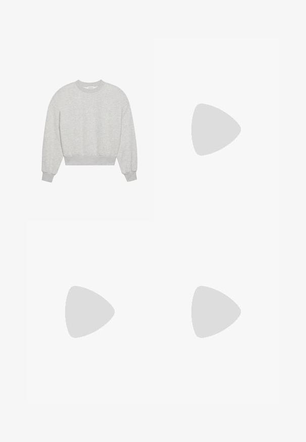 Sivý skrátený sveter, okrúhly výstrih, spustené ramená, dlhé rukávy s rebrovanými manžetami, vyrobený z mäkkej zmesi bavlny, minimálna textúra.; Svetlomodré široké nohavice s vysokým pásom, predným gombíkom a zipsom, pútka na opasok a štýl s piatimi vreckami.; Šedé semišové ankle boots s jemnou vnútornou podšívkou, minimalistickým šitím a tvarovanou gumovou podrážkou. Obsahuje pútko na zadnej strane.; Čierne slnečné okuliare štvorcového tvaru s tmavozelenými sklami, s výraznými rámami a striebornými akcentmi po stranách. Vyrobené v Taliansku.
