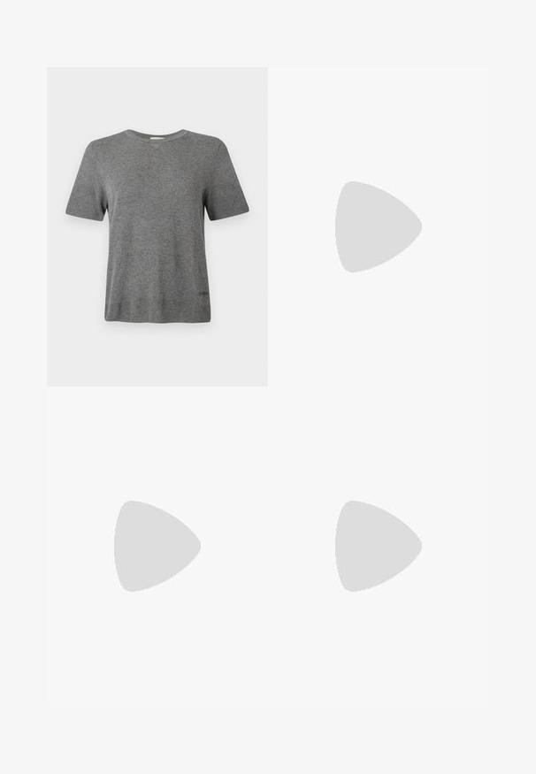Grijs T-shirt met korte mouwen van zachte stof. Ronde hals, relaxte pasvorm, met een subtiel logo bij de zoom. Overal een gladde textuur.; Zwarte wijde broek van gladde stof met een hoge taille, voorzien van een knoopsluiting en riemlussen, en biedt een gestructureerde pasvorm.; Zwarte leren damesschoen met lage hak, puntige neus en kleine kittenhak op een effen lichte achtergrond.; Zwarte glanzende Calvin Klein handtas met gouden rits en korte band tegen een effen witte achtergrond.