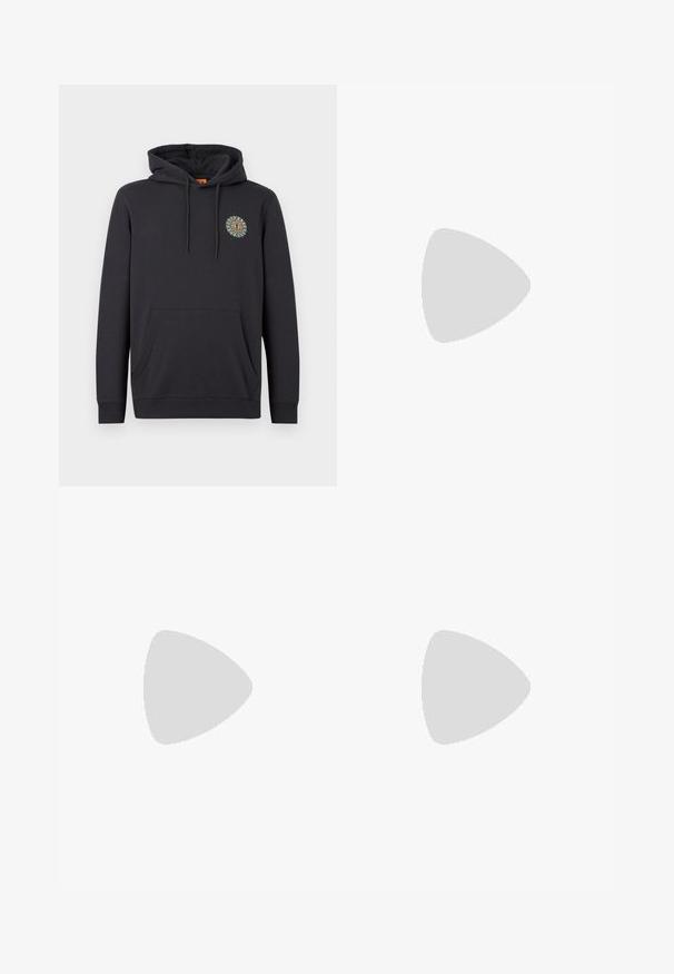 Zwarte pullover hoodie met voorzak, koorden en een klein kleurrijk zon-embleem op de linkerborst tegen een effen achtergrond.; Zwart T-shirt met korte mouwen, voorzien van een kleine meerkleurige afbeelding van een berg en oceaan, met de tekst "BILLABONG Adventure division" op de linkerborst.; Donkergroene denim jeans met een rechte snit, voorzien van koperen stiksels, een klassiek vijfzakdesign en een knoopsluiting.; Zwarte schoen met een leren bovenzijde, textiele accenten, ronde veters en een getextureerde rubberen zool. Voorzien van mocassin-stiksel en merkdetails.