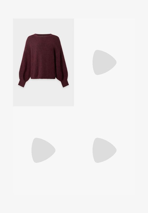 Pull bordeaux foncé à manches longues avec un col rond et des manches légèrement bouffantes, présenté sur un fond blanc uni.; Pantalon taille haute à jambes larges avec de fines rayures verticales marron et blanches, poches avant et ceinture en tissu nouée à la taille.; Talons aiguilles noires en cuir avec un bout pointu, une fine bride réglable, et un talon aiguille d'environ 5 cm, texture lisse.; Sac à épaule en cuir noir avec une sangle à boucle, des bords arrondis et des coutures blanches contrastées sur un fond uni.