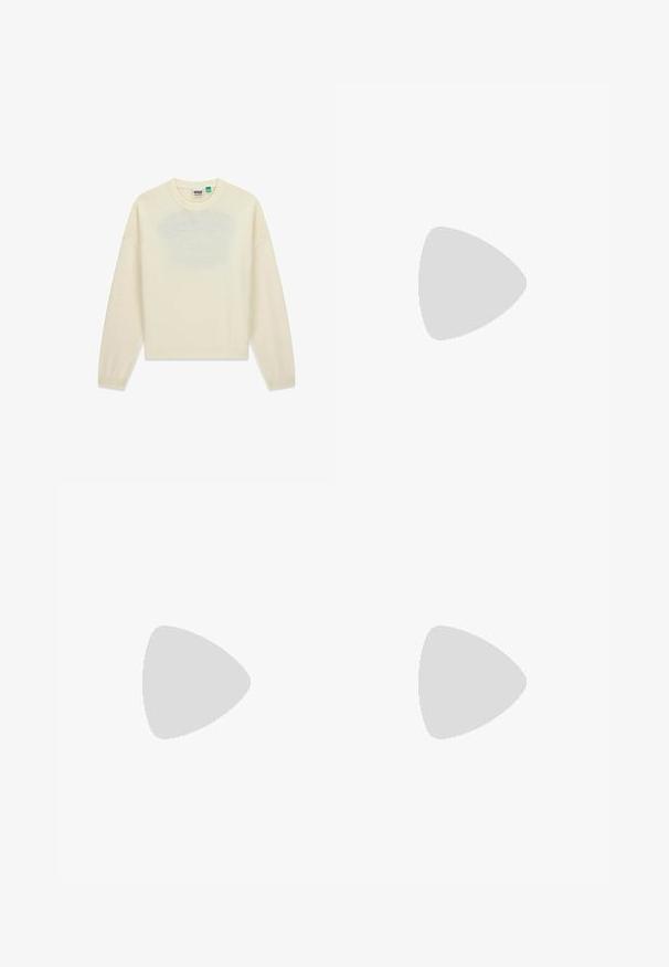 Cremefarbener Pullover aus weichem Strickstoff mit Rundhalsausschnitt, überschnittenen Schultern und geripptem Saum sowie Bündchen.; Grünes Baumwoll-T-Shirt mit kurzen Ärmeln, das einen grafischen Aufdruck eines Fahrzeugs und den Text "ALL-TERRAIN" auf einem quadratischen Patch zeigt.; Beige weite Hose aus weichem Stoff, mit zwei frontalen Taschen, einem Knopfverschluss und Bügelfalten entlang der Beine.; Beiger Wildleder-Sneaker mit flacher Silhouette, dicker Kautschuksohle, Schnürverschluss und dezentem seitlichem Branding vor einem schlichten hellgrauen Hintergrund.