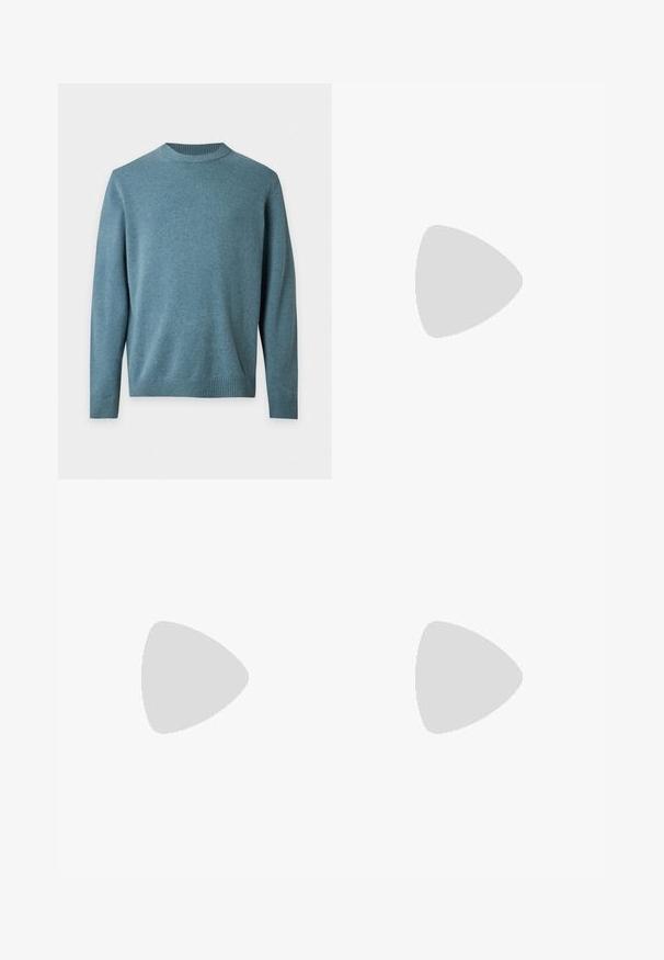 Blå strikket sweater med rund hals og lange ærmer, med ribstrikkede ærmeafslutninger og kant, vist på hvid baggrund.; Langærmet skjorte med knapper i hvid, grå og sort ternet mønster og en enkelt brystlomme mod en ensfarvet baggrund.; Blå denimjeans med lige ben, falmet vask, frontknap og lynlås samt standard design med fem lommer.; Sorte læder ankelstøvler med rund tå, sidespænde detaljer og en løkkerings på hælen. Flad sål med en subtil glansfinish.