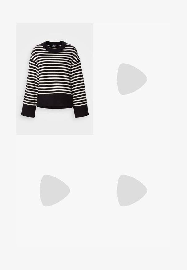 Suéter a rayas en blanco y negro, con cuello redondo, corte holgado y puños acanalados, hecho de material de punto suave.; Jeans de mezclilla negra de pierna ancha con cintura alta, cinco bolsillos y cierre de botón metálico. La tela tiene una textura suave y ligeramente desvaída.; Zapatos de cuero negro con puntera redonda, que presentan un detalle de hebilla lateral y una suela gruesa y resistente. Textura suave con costuras mínimas.; Gran bolso tote de cuero negro con dos correas finas para el hombro y un acabado liso sobre un fondo blanco liso.