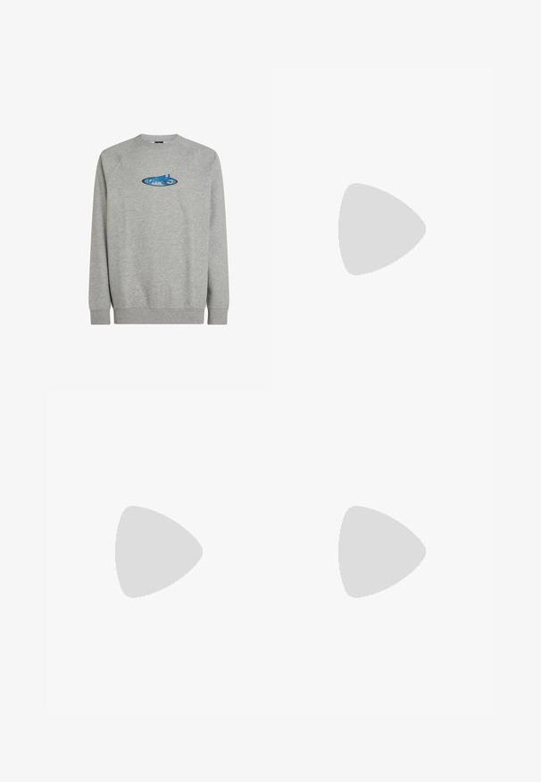 Sweat-shirt gris avec un col rond, des manches raglan et des poignets côtelés. Présente un logo bleu et noir au centre devant.; Marks & Spencer STRIPED OXFORD  - Chemise - natural mix; Jeans en denim bleu clair à coupe droite, avec poches avant, passants pour ceinture et fermeture par bouton.; Baskets en daim noire avec une accent crème et une semelle en gomme. Elles disposent de lacets plats, d'un bout arrondi et de "SKECHERS" imprimé en or sur le talon.