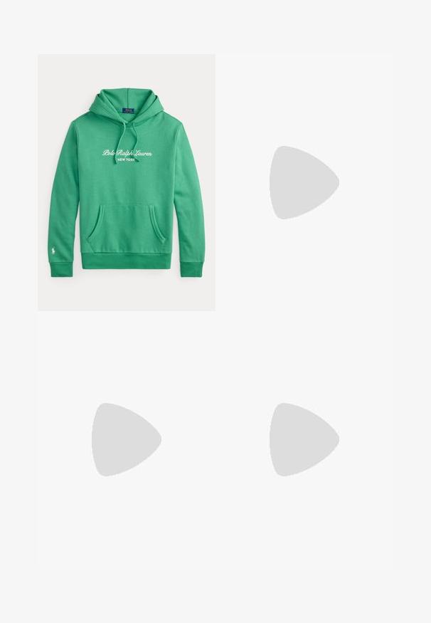 Grøn hættetrøje med lomme foran, "Polo Ralph Lauren New York" hvid tekst på brystet og lille hvidt logo på venstre ærmekant.; Marineblå bomuld T-shirt med "POLO SPORT" i fed hvid og rød tekst, "RALPH LAUREN" samt et amerikansk flag. Rund hals, korte ærmer.; Lyseblå denimjeans med lige ben, der har fem lommer, lukning med knap og diskret falmet effekt for tekstur.; Mørkeblå lavtopsneaker med hvide snørebånd, brun sål og Polo-spiller logo på siden, set fra venstre.
