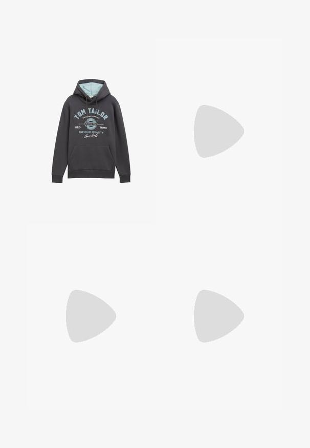 Capuchontrui in donkergrijze katoenmix met blauwe binnenkant. Kenmerken zijn een voorzak en blauwe bedrukte branding. Relaxte pasvorm, ribgebreide manchetten.; Donkergrijze katoenen t-shirt met korte mouwen, ronde halslijn en tealkleurige opdruk met de tekst "TOM TAILOR" en "THE CASUAL DEPARTMENT."; Dunne zwarte denim jeans met een vervaagde afwerking, vijf zakken, riemlussen en subtiele stikseldetails langs de naden.; Witte canvas sportschoenen met marineblauwe accenten en rode verticale strepen. Voorzien van een rubberen zool en logo aan de zijkant, gestructureerde voorkant en ronde veters.