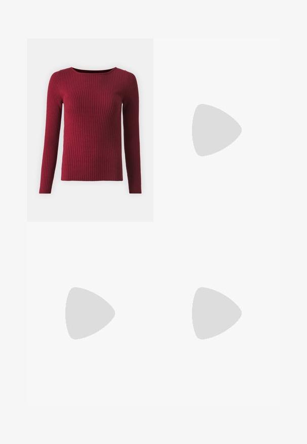 Ribbet bordeaux sweater med lange ærmer, rund halsudskæring og en tætsiddende pasform. Fremstillet af blødt strikmateriale med vertikal tekstur.; Mørkeblå vidde jeans med høj talje, guldknap-detaljer, to for- og baglommer samt kontrastsyede detaljer. Tekstureret denim stof.; Sorte læder Mary Jane sko med firkantet tå, en sølv spænde accent og en chunky lav hæl, sat mod en glansfuld sølv baggrund.; Sort læderhåndtaske med en glat tekstur. Har en justerbar stropp og et enkelt, minimalistisk design med lynlås.