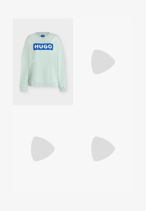 Lichtmintgroene trui met lange mouwen met een blauw rechthoekig logopatch met witte tekst "HUGO" op de borst.; Witte katoenen t-shirt met korte mouwen, ronde halslijn en een blauwe rechthoekige logo patch met de tekst "HUGO" op het midden voor.; Lichtblauwe rechte spijkerbroek met hoge taille, riemlussen en versleten scheuren op de linker bovenbeen, rechterknie en onder linkerpijp.; Lage sneaker met witte en grijze suède, groene hielstrook, gumkleurige zool en een groot groen cursief "Boss"-logo aan de zijkant.