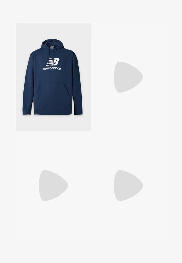 Marineblauwe hoodie met een voorkantzak en wit New Balance-logo en tekst op de borst, met een verstelbare capuchon met trekkoord.; Witte T-shirt met korte mouwen en ronde hals met een klein zwart New Balance-logo op de linker bovenkant van de borst op een effen lichte achtergrond.; Marineblauwe joggers met elastische tailleband en trekkoord, taps toelopende pijpen en ribgebreide boorden. Gemaakt van zachte stof met minimale branding.; Witte leren sneakers met een gestructureerde afwerking en een gevoerde kraag. Voorzien van een beige rubberen zool en subtiele branding op de hiel en zijkant.