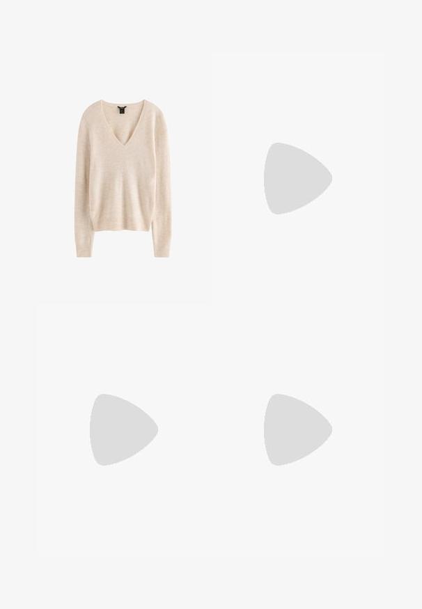 Beige langærmet strikket trøje med V-udskæring og ribstrikkede manchetter og kant, vist på en hvid baggrund.; Plisseret nederdel i cremefarvet stof; har en blød tekstur, mellemlang design og symmetriske plisseringer, der strækker sig fra taljen til kanten.; Mørkebrune læder flade loafers med en rundet tå og dekorativ sløjfe på overdelen, vist fra siden på hvid baggrund.; Mørkebrunt læderhåndtaske med to guld lynlåse på forsiden, dobbelte håndtag og en aftagelig skulderrem.