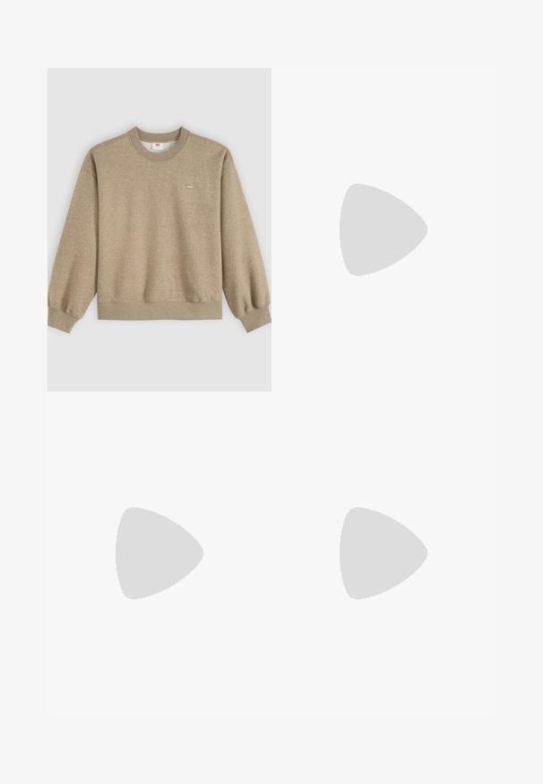 Beiges Sweatshirt mit Rundhalsausschnitt, langen Ärmeln und kleinem Levi's-Logo auf der linken Brust vor hellem Hintergrund.; Hochtaillierte dunkelblaue Jeans mit ausgestellten Beinen, Vorderknopf- und Reißverschluss sowie Fünf-Taschen-Design.; Braune Wildleder-Stiefeletten mit einem weichen Futter, dicker beige Plateau-Sohle und einer Zuglasche auf der Rückseite. Strukturiert Oberfläche mit sichtbaren Nähdetails.; Braune Handtasche aus Leder mit zwei Vordertaschen, die mit Bändern ausgestattet sind, runden Griffen und einem Reißverschlussverschluss. Glatte Textur mit einem dezenten Glanz.