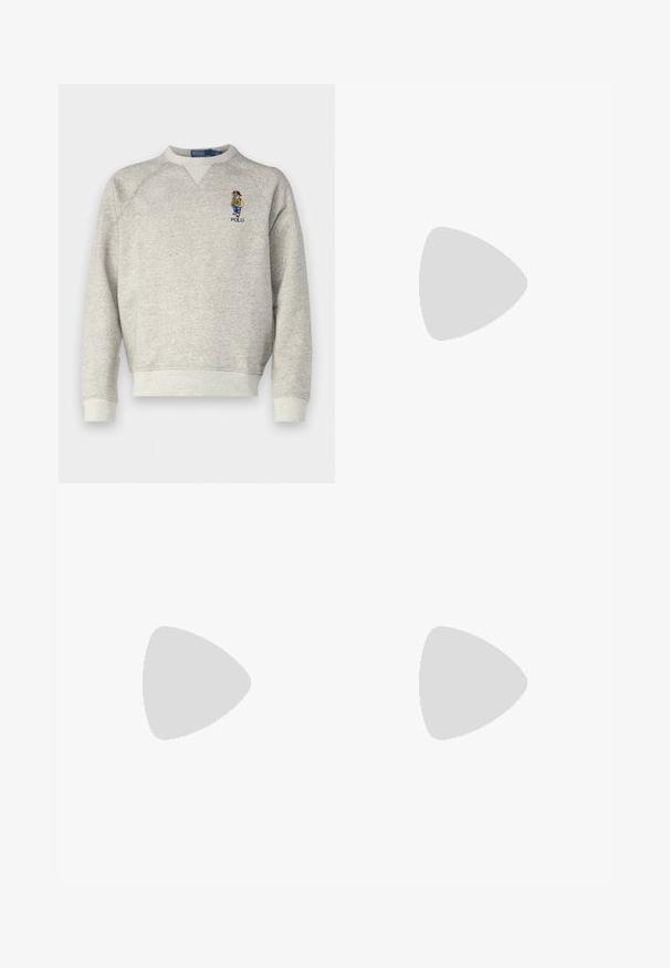 Sudadera gris con cuello en V y mangas raglán, que presenta una figura colorida bordada y el logo "POLO" en el pecho. textura suave.; Vaqueros rectos de índigo oscuro con cinco bolsillos, cierre de botón y cremallera, y costuras naranjas en contraste sobre un fondo liso.; Botín Chelsea de cuero marrón oscuro con panel lateral elástico y tacón bajo, mostrado de perfil sobre un fondo blanco.; Gafas de sol rectangulares negras con lentes oscuros y acabado mate. Presentan un logotipo "POLO" grabado en las patillas y un diseño de marco resistente.