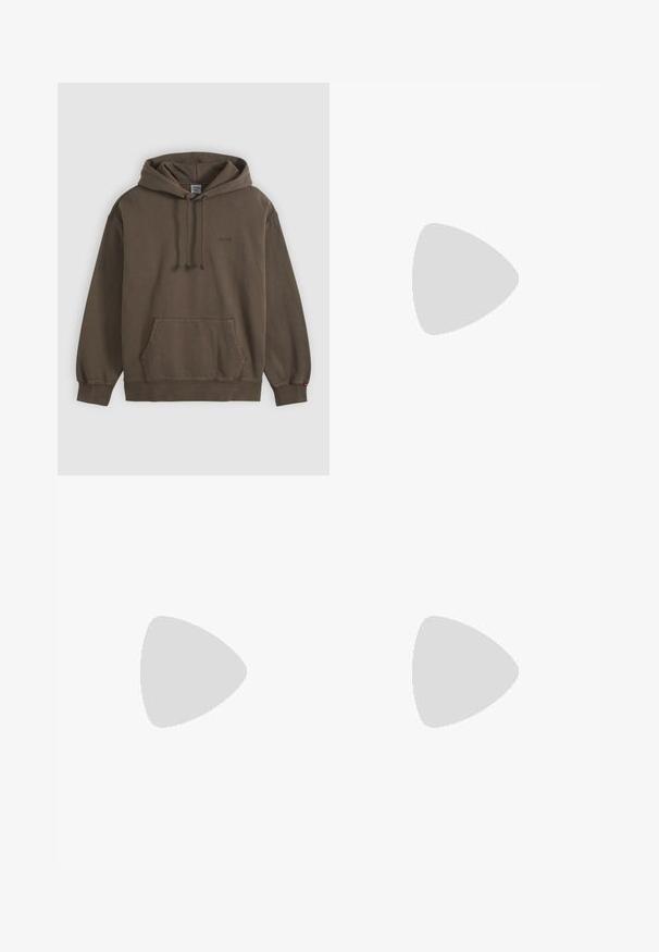 Brauner Kapuzenpullover mit vorderer Kängurutasche und Kordelzug, mit dezentem Levi's-Logo auf der Brust sowie gerippten Bündchen und Saum.; Schwarzes T-Shirt mit kurzen Ärmeln und Rundhalsausschnitt, locker geschnitten, auf hellem grauem Hintergrund flach liegend präsentiert.; Braune Cordhosen mit geradem Bein, fünf Taschen, sichtbaren Nähten und einer strukturierten Stoffoberfläche. Metallknopfverschluss hinten.; Schwarze Leder-Sneaker mit weißen Streifen, strukturiertem Gummisohle und Schnürung. Verfügt über ein Markenetikett auf der Zunge.