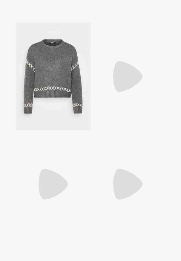 Jersey gris de punto con cuello redondo, que presenta acentos en punto de cruz blancos en las mangas y el dobladillo. Textura suave, diseño recortado.; Pantalones vaqueros negros de pierna ancha con cintura alta, hechos de denim. Presentan bolsillos frontales, remaches de cobre y costuras visibles a lo largo de los dobladillos.; Zapatos de cuero negros con punta redondeada, suela plana y una correa con detalle de hebilla. Tacón cuadrado grueso para mayor estabilidad.; Bolso de hombro de cuero negro con detalle de correa con hebilla, bordes curvos y costuras blancas en contraste sobre un fondo liso.