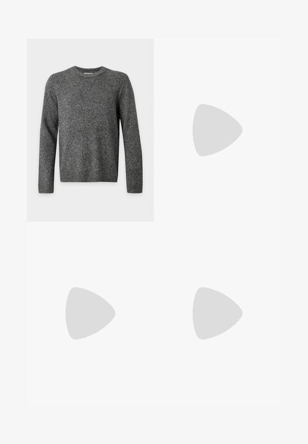 Jersey de manga larga con cuello redondo en tejido de punto gris oscuro con puños, cuello y bajo acanalados, mostrado sobre un fondo claro liso.; Camisa negra de manga larga hecha de tela suave, con cuello puntiagudo, botonera y un pequeño logo blanco en el lado izquierdo del pecho.; Vaqueros acampanados de mezclilla azul claro con acabado desgastado, diseño de cinco bolsillos, cierre con botón metálico y bajos rectos.; Mocasín de cuero negro con un acabado brillante, punta redondeada, detalles de costura sutiles y una suela de goma gruesa para mayor durabilidad.