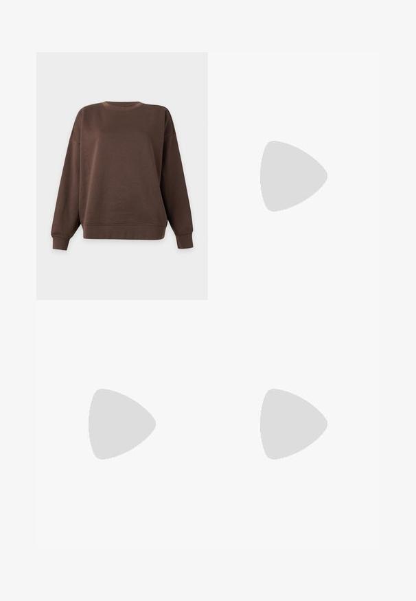 Mørkebrun sweatshirt med lange ærmer, rund halsudskæring samt ribkanter ved ærmer og forneden på ensartet lyst baggrund.; Brune høj talje strikkede bukser med vide ben og ribstrikket elastisk talje, vist fladt mod en lys baggrund.; Brun polstret vinterstøvle med tyk sål og snøre lukning mod en ensfarvet lys baggrund.; Brun læder skuldertaske med buet bund og justerbar rem mod en ensfarvet lys baggrund.