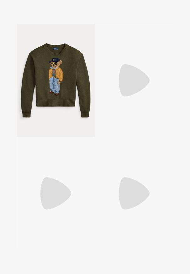 Olivgrüner Strickpullover mit einem auf der Vorderseite gestickten Teddybär, der Sonnenbrille, eine Kappe, eine orange Jacke, ein gestreiftes Hemd, blaue Jeans und braune Schuhe trägt.; Dunkelblaue Denim-Knopfhemd. Mit einer Brusttasche, langen Ärmeln und einem lockeren Schnitt. Dezente Nähte entlang der Nähte.; Jeans mit hoher Taille und weitem Bein in mittlerem Blau. Verfügt über aufgesetzte Vordertaschen und auffällige Nähte. Glatte, weiche Textur.; Hellbraune Wildleder-Sneaker mit niedrigem Profil, cremefarbenen Akzenten, Schnürdesign und Gummisohle. Mit kleinem Logo an der Seite.