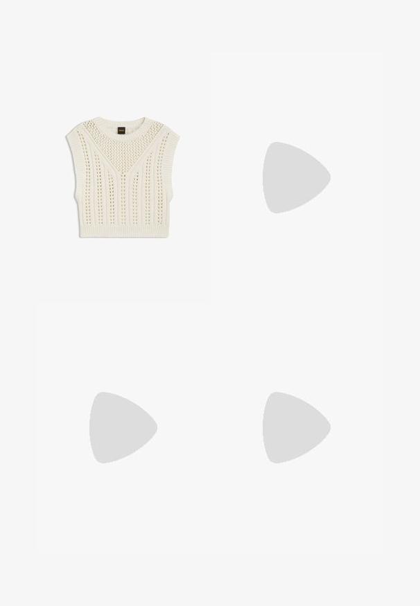 Gilet sans manches tricoté couleur crème avec motif ajouré, bords côtelés et encolure ronde, avec une petite étiquette noire au col.; Jupe en denim noir avec un motif en losanges matelassé, ornée de perles blanches. Dispose d'une taille et de deux poches avant.; Bottine de cowboy en cuir noir avec un bout pointu, un talon haut et des coutures décoratives en motif d'éclairs le long de la tige.; Sac à main en cuir synthétique noir effet crocodile, avec poignées supérieures et bandoulière, présentant un texte graffiti blanc « KARL STATE OF MIND » et un petit logo en dessous.