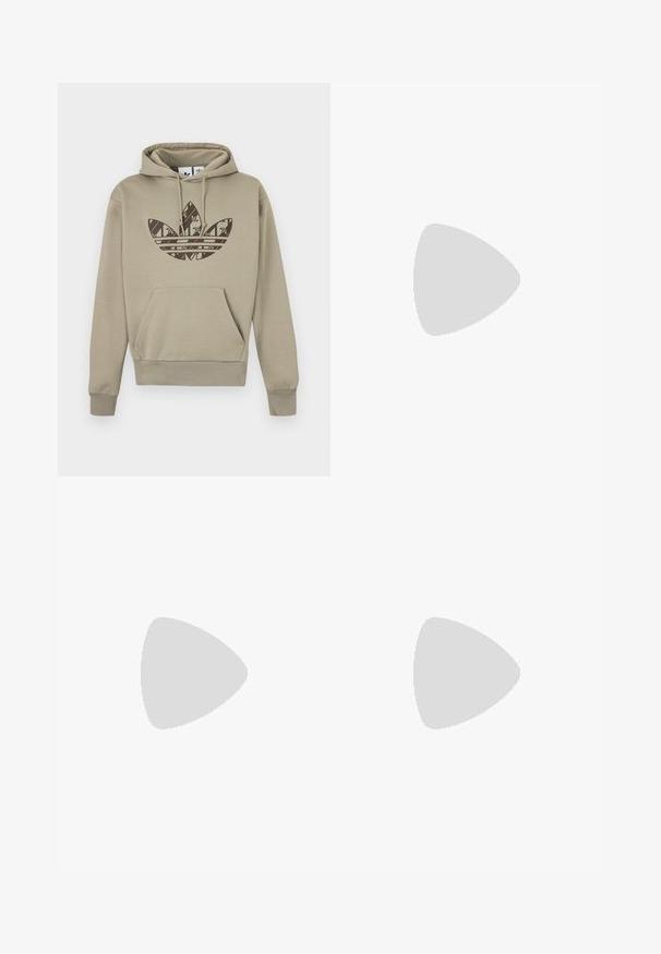 Sweat à capuche marron clair avec une poche kangourou à l'avant et un logo Adidas marron foncé avec un motif bambou sur la poitrine.; T-shirt Adidas vert olive avec un petit logo blanc et un patch texte centré sur la poitrine sur un fond clair uni.; Pantalon large marron foncé avec taille élastique et fines bandes latérales marron clair, présenté sur un fond blanc uni.; Chaussure beige à enfiler en matériau souple, avec un bout arrondi, une tige texturée et une bride arrière pour un maintien sécurisé. Semelle épaisse rainurée.