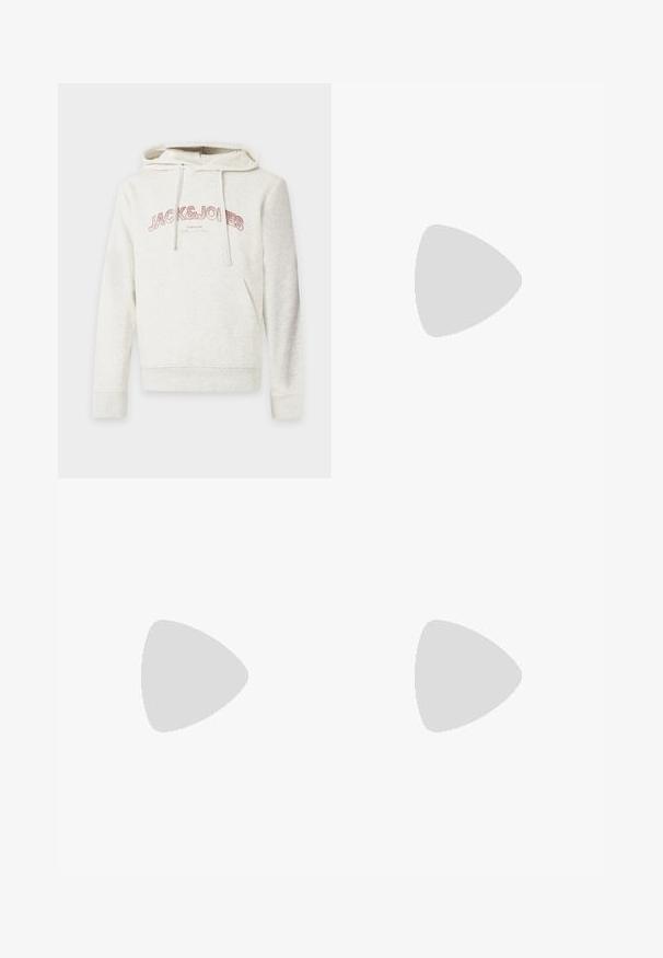 Lyse beige hættetrøje med frontlomme og snore, med "JACK & JONES" tekst i pink tværs over brystet.; Hvid bomulds-T-shirt med et sort illustrativt tryk af en pariserbybillede med teksten "Paris Lovers inc." og "Bonheur EST.1992."; Lyseblå bredbenede jeans i denimstof med høj talje, fem-lomme design og slidte områder for et vintage look.; Hvide snørresneakers svævende over en træbænk med grønne planter i baggrunden, der fremhæver skodesign og tekstur.