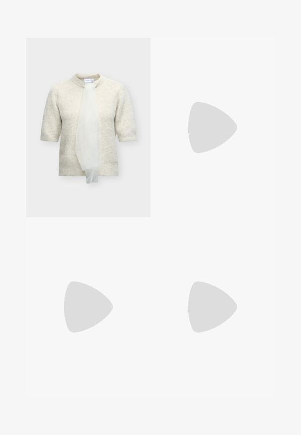 Hellbeiges, kurzärmliges Stricktop mit hohem Kragen und einem transparenten weißen Schal, der vorne herunterhängt.; Dunkelblaues, weites Jeanspaar mit hoher Taille, das über fünf Taschen, kontrastierende Nähte und einen rohen Saum am unteren Ende verfügt.; Schwarze Sandale aus Lackleder mit hohem Absatz, dünnem Knöchelriemen, offenem Zehenbereich und minimalistischem Design auf hellem, einfarbigem Hintergrund.; Kleine rechteckige dunkelbraune Lederhandtasche mit einem einzelnen Riemen und goldfarbenem Reißverschluss.