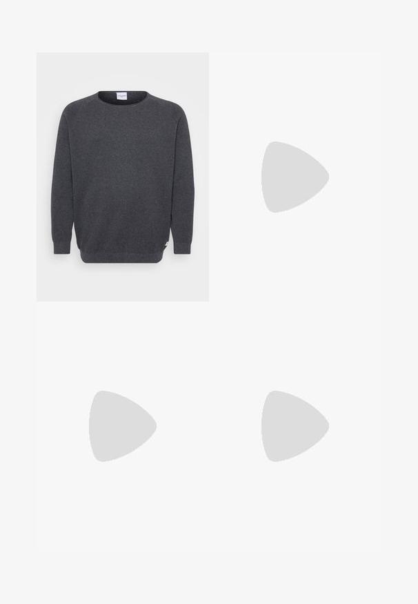Donkergrijze trui van textiel met textuur, met een ronde halslijn, lange mouwen en een rechte zoom. Etiket zichtbaar aan de zijkant.; Donkerdenim langärmige shirt met puntkraag, twee borstzakken, witte knopen en contrasterende gele stiksels. Glad, stevig stof.; Slim-fit blauwe jeans van denim, met een vervaagde wastoevoeging, vijf zakken en een rits met knoopsluiting.; Witte leren sneaker met zwarte suède accenten; voorzien van een rubberen zool, ronde neus en een klassieke vetersluiting. Zijkant met logo in het zwart.