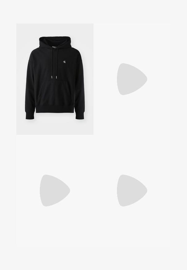 Zwarte hoodie van zacht katoen met een voorzak, verstelbare drawstring capuchon en een klein wit logo op de borst.; Witte katoenen T-shirt met een ronde hals en korte mouwen. Heeft een klein zwart "Calvin Klein"-logo in het midden van de borst.; Donkerblauwe denim jeans met een wijdbeen ontwerp, voorzien van een knoopsluiting en klassieke vijf-pocket styling. De stof heeft een gladde textuur.; Zwarte leren Chelsea boots met een gestructureerde afwerking, elastische zijpanelen en een stevige rubberen zool. Subtiele branding op de hiel.