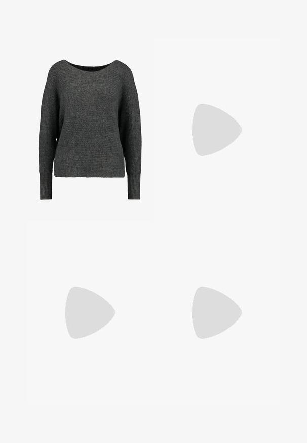 Dunkelgrauer Pullover aus einem weichen, strukturierten Stoff. Besitzt einen weiten Ausschnitt und lange, gerippte Ärmel mit einer lockeren Passform.; Schmale schwarze Jeans aus Denim, mit hohem Bund, fünf Taschen, dezenten Ausbleichungen und geradem Schnitt.; Schwarzer Slingback-Schuh aus Lackleder mit niedrigem Blockabsatz und dünnem Riemen mit silberner Schnalle oben.; Silberne Creolen mit einem dünnen, glatten Design; länglich-ovale Form; polierte Oberfläche; ausgestattet mit einem sicheren Hakenverschluss.