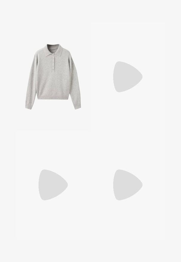 Grau melierter Kaschmir-Polo-Pullover mit Kragen, durchgehender Knopfleiste sowie gerippten Bündchen und Saum. Weiche Textur, lässige Passform.; Helle, weit geschnittene Hose aus Baumwolle. Mit einem taillierten Bund, Reißverschluss und zwei Vorderaschen ausgestattet. Glatte Textur, minimale Nähte.; Schwarzer patentierter Slingback-Schuh mit zwei silbernen Schnallen, flacher Sohle und dekorativen Ösen an der Seite für zusätzliche Details.; Schwarze Lederhandtasche mit kurzem verstellbarem Tragegurt, Seitentaschen, silbernem Logo-Plakette und einem Charakter-Schlüsselanhänger mit Sonnenbrille und weißem Haar.