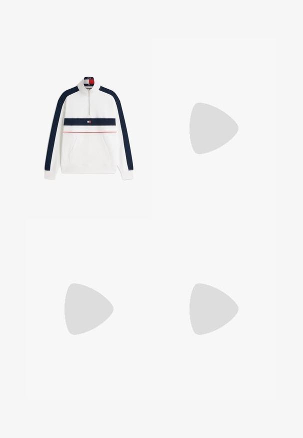 Hvid quarter-zip sweatshirt med marineblå striber på ærmerne, marineblåt brystbånd med Tommy Jeans-logo og en rød vandret linje nedenunder.; Straight-leg blå denim jeans med frontknap, lynlås, bæltestropper og fem-lomme design på en ensfarvet hvid baggrund.; Brune læder loafers med en glat tekstur, med dekorative kvaster og en forhøjet sømdetalje, sat mod en minimalistisk baggrund.; Brun læderbælte med en sølvfarvet metalspænde med "HUGO" branding og blå syningsdetaljer på læderet. Glat og elegant design.