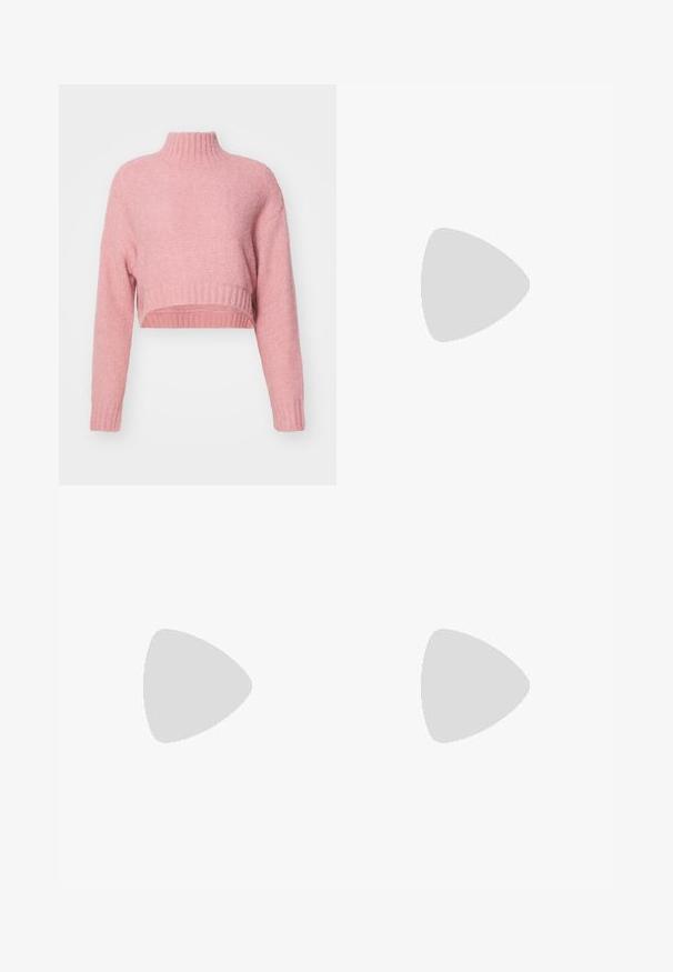 Aware VMMARS HIGH NECK CROPPED - Trui - desert sand; Grijze denim wijde pijpen jeans met een licht naar donker verloop, voorzien van een hoge taille, vijf zakken en een klassieke knoopsluiting.; Zwarte leren enkellaarzen met een spitse neus, voorzien van een leren band aan de voorkant en een zilveren gesp detail, en een lage, blokhak.; Vrouw met een zwart-wit gebloemde blouse houdt een glanzende rode schoudertas vast tegen een effen achtergrond.