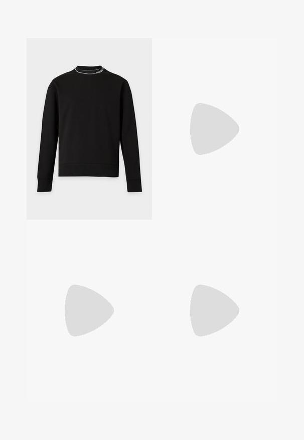 Schwarzes Sweatshirt mit langen Ärmeln und Rundhalsausschnitt, dezent weiße Paspel und kleiner weißer Schrift am Halsausschnitt vor einfachem Hintergrund.; Dunkelblaue Denim-Cargo-Hosen mit geradem Schnitt, ausgestattet mit mehreren Taschen, metallischen Beschlägen und Kontrastnähten.; Schwarze Lederloafer mit glanzendem Finish, abgerundetem Zehenbereich, subtilen Steppnähten und einer dicken Gummisohle für Langlebigkeit.; Schwarze rechteckige Umhängetasche mit vorderer Reißverschlusstasche, verstellbarem Schultergurt und kleinem Metalllogo oben in der Mitte.