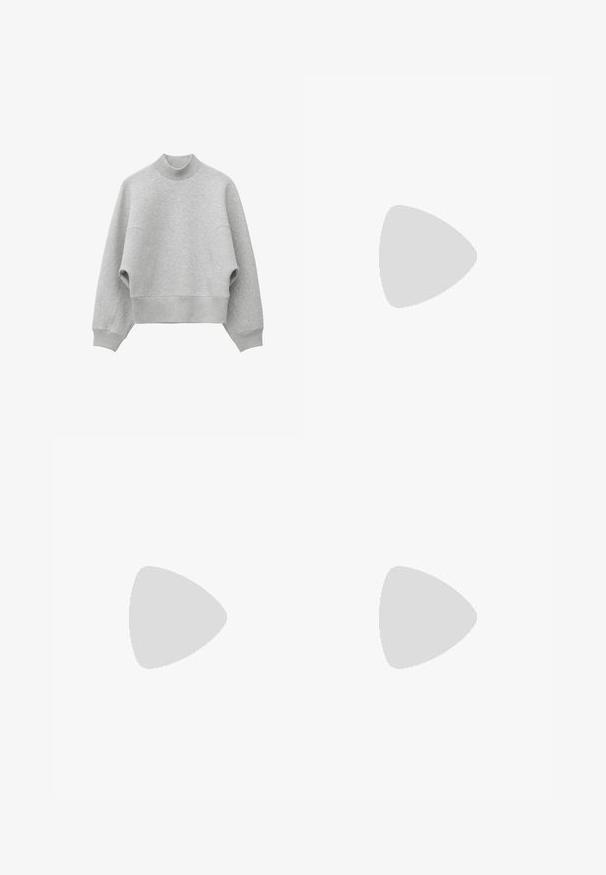 Sweat-shirt gris clair à manches longues avec un col côtelé haut, des poignets côtelés et un large ourlet côtelé, présenté sur un fond blanc.; Mini-jupe en laine gris foncé avec passants de ceinture, deux poches latérales et fermeture éclair à l'avant.; Bottes en cuir noires arrivant au genou, avec un bout carré et un talon carré, présentées sur un modèle assis dans un manteau vert olive. Texture lisse, détails minimaux.; Sac en osier noir et blanc de forme arrondie, avec une surface texturée et une poignée tressée. Convient à un usage décontracté.