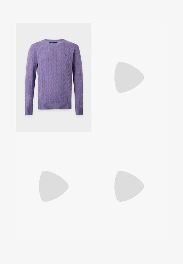 Lila langärmliger Strickpullover mit Rundhalsausschnitt und kleinem gesticktem Logo auf der linken Brust.; Hellblaues Langarm-Hemd mit weißen vertikalen Streifen und einem kleinen gestickten Polo Ralph Lauren Logo auf der Brust.; Beige gerade Hose mit Gürtelschlaufen und einem vorderen Reißverschluss, flach auf weißem Hintergrund gelegt.; Brauner Leder-Bootsschuh mit weißer Sohle, oben geschnürte Schnürsenkel und Metallösen entlang der Seiten und der vorderen Naht.