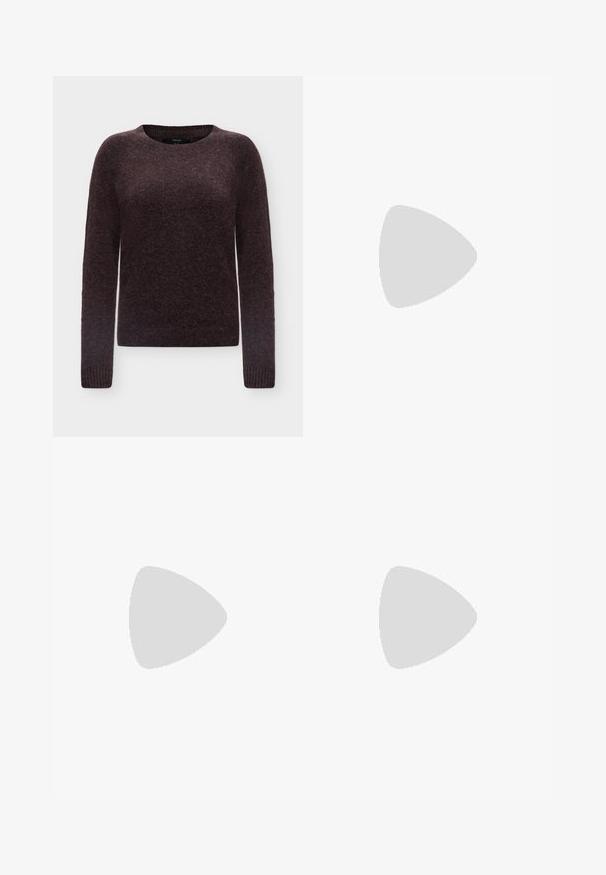 Donkerpaarse, lange mouwen, gebreide trui met ronde hals en geribde boorden, afgebeeld op een effen lichte achtergrond.; Donkerbruine wijde corduroy broek met voorzakken, riemlussen en een knoopsluiting in de taille.; Bordeaux lakleren ballerina's met een vierkante neus, gecombineerd met donkerbruine geribbelde sokken die tot halverwege de kuit reiken.; Donkerbruine leren schoudertas met een zachte, slungelige vorm en een gedraaide knoopvormige handgreep op een effen witte achtergrond.