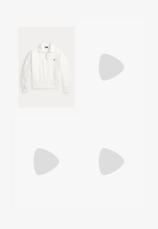 Hvid langærmet pullover med kvart lynlås og krave, med lille marineblåt broderet Polo Ralph Lauren logo på venstre bryst.; Beige viddebenede bukser lavet af bomuld med elastisk talje og snøre. Har to sidelommer og en glat tekstur.; Grå Adidas Campus-sneaker med sorte striber og hvide snørebånd, der svæver over en betonkant med trapper i baggrunden.; Sort læderbælte med en glat overflade, der har en sølvfarvet metalspænde og enkle løb-accenter. Designet er elegant og minimalistisk.