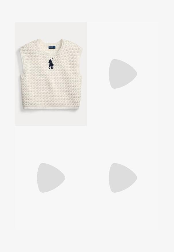 Hvid strikket ærmeløs sweatervest med tekstureret mønster og navy blå Polo Ralph Lauren-logo på brystet.; Lyserød langærmet skjorte med knapkrave, hvide knapper og lille broderet logo på venstre bryst. Blødt bommateriale.; Sort plisseret midi-nederdel med høj talje, lavet af letvægtsstof, hængende fladt på en hvid baggrund.; Brune læderknæ-høje støvler med en glat overflade, sølvfarvet spændeaccent og en lav stabelhæle. Har diskret syninger.