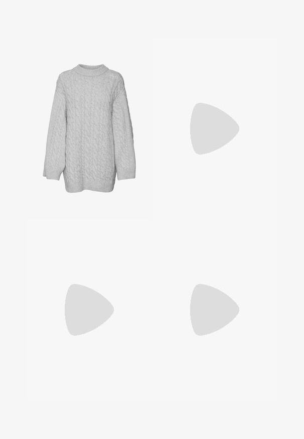 Lys grå kabelstrikket sweater med høj hals, oversized pasform og lange ærmer. Ribbet manchetter og kant tilføjer tekstur og detaljer.; Sorte vidde bukser med høj talje, dobbelte knapper ved linningen og lynlås foran, lagt fladt på en hvid baggrund.; Sort læder ankelstøvle med spids tå, tætsiddende silhuet og lav, konisk hæl. Glat tekstur, minimalistisk design.; Brune skildpadde solbriller med en vintage katteøje-form og brune linser. Har buede arme med røde detaljer.