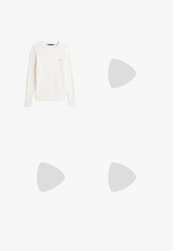 Biely dlhý pletený sveter s vrkočovým vzorom, okrúhlym výstrihom a malým logom vlajočky Tommy Hilfiger na prsiach.; Svetlomodrá pánska košeľa s dlhým rukávom, gombíkmi vpredu a klasickým golierom, zobrazená na bielom pozadí.; Béžové ľanové šortky s rovnostraným strihom, s prednými záhybmi, zapínaním na gombík a detailmi srolovaného lemu. Hladká textúra s minimálnym dizajnom.; Béžová nazúvacia topánka s bielou podrážkou, zobrazená vo vzduchu nad svetlým kobercom s jantárovo sfarbeným priesvitným nábytkom v pozadí.