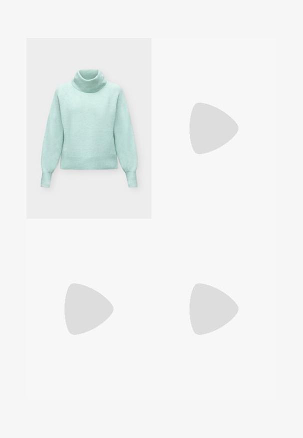 Lyseblå strikket rullekravesweater med lange ærmer og ribstrikkede manchetter og kant på en ens hvid baggrund.; Sorte ribbede bukser med bred benvidde, struktureret finish og elastisk talje, som har en afslappet pasform og ingen synlig hardware.; Cremefarvet ankelstøvle med spids tå og slank mellemhøj hæl, glat tekstur, vist fra ydersiden på hvid baggrund.; Sort læderhåndtaske med rektangulær form, der har et enkelt struktureret håndtag, sølvhardware og lynlås-lukning. Glat tekstur.