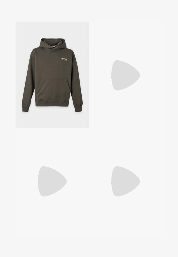 Mørkegrøn hættetrøje med frontlomme og hvid "Parks Gallery Classic Club" tekst på venstre bryst mod en ensfarvet baggrund.; Sort kortærmet bomuld T-shirt med lille farverig ørn og teksten "Captain Chomp Hollywood Cal" grafik på venstre bryst.; Sorte, lige denimjeans med forreste knapper, bæltestropper og fem-lomme-design, vist mod en hvid baggrund.; Mørkebrune læder bådsko med lav profil, der har messingøjer og kontrasterende syninger, flad gummisål og struktureret overflade.