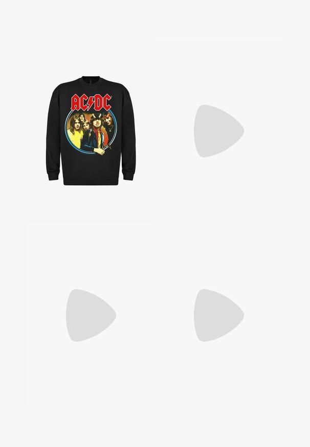 rockshirts AC DC HIGHWAY TO HELL NORTH AMERICA TOUR 1979 - Sweatshirt - black; Schwarz- und cremefarbener kariierter Flanellhemd mit langen Ärmeln, Knopfleiste, einer einzelnen Brusttasche und dezentem Logo-Stickerei auf der Tasche.; Olivgrüne Cordhosen mit lockerem Schnitt, knopfverschluss, vorderen Falten und kleinem, rotem gesticktem Logo.; Braune Leder-Ankle-Boots mit beiger Sohle auf einem strukturierten beigen Teppich neben einem runden Holztisch mit gestapelten Büchern.