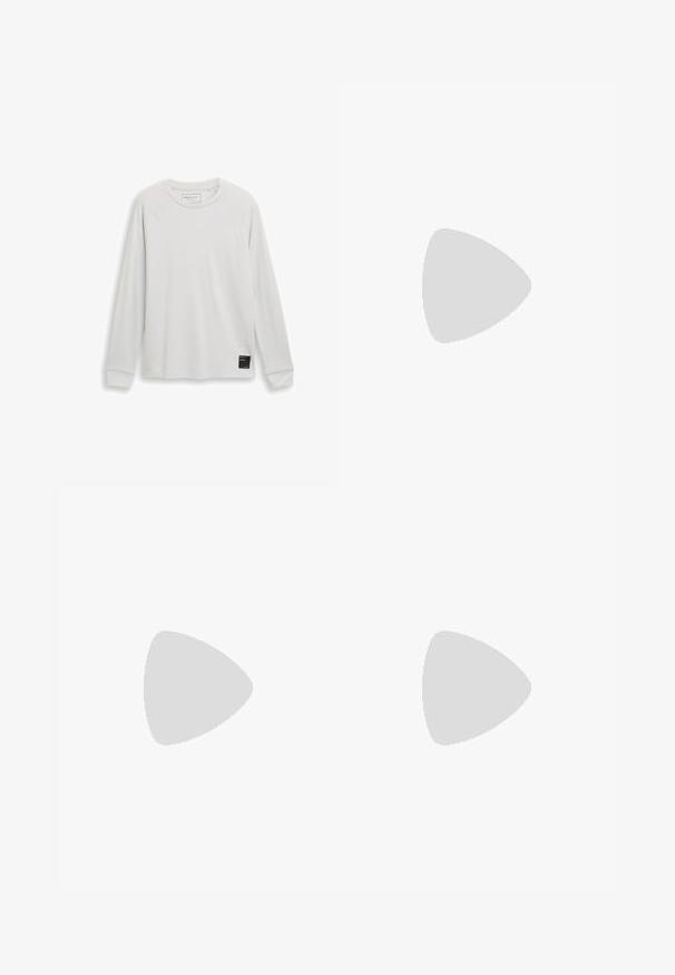Langärmeliger weißer Pullover mit Rundhalsausschnitt, gerippten Bündchen und einem kleinen schwarzen rechteckigen Etikett nahe dem unteren Saum auf weißem Hintergrund.; Schwarz Kurzarmhemd mit Knopfverschluss vorne, strukturiertem Stoff mit subtiler Musterung und klassischem Kragen.; Schwarze Hosen aus weichem Stoff, mit lockerer Passform, zwei Fronttaschen und einem Knopfverschluss mit einem schmalen Bund.; Marineblaue Leder-Sneaker mit weißen Gummisohlen, runder Spitze und schwarzen Schnürsenkeln. Subtile Texturen und Branding an den Seiten. Lässiges Design.
