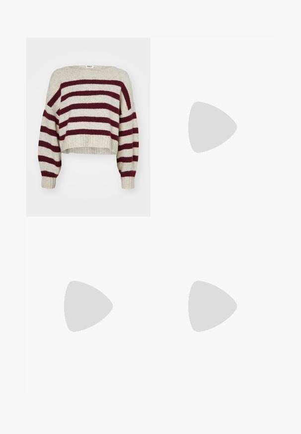 Pull court rayé crème et bordeaux avec un large col, des épaules tombantes et des poignets côtelés. Fabriqué en matière tricotée douce.; ONLY Synthetic leather ONLHEIDI Mid waist Regular Fit - Short - pumice stone; Bottines en cuir marron jusqu'aux genoux avec une texture lisse, dotées d'une large sangle et d'accents en métal triangulaires, semelles en caoutchouc plates.; Femme portant un blazer noir et une jupe, tenant un grand sac à épaule en suede marron foncé contre un fond blanc.