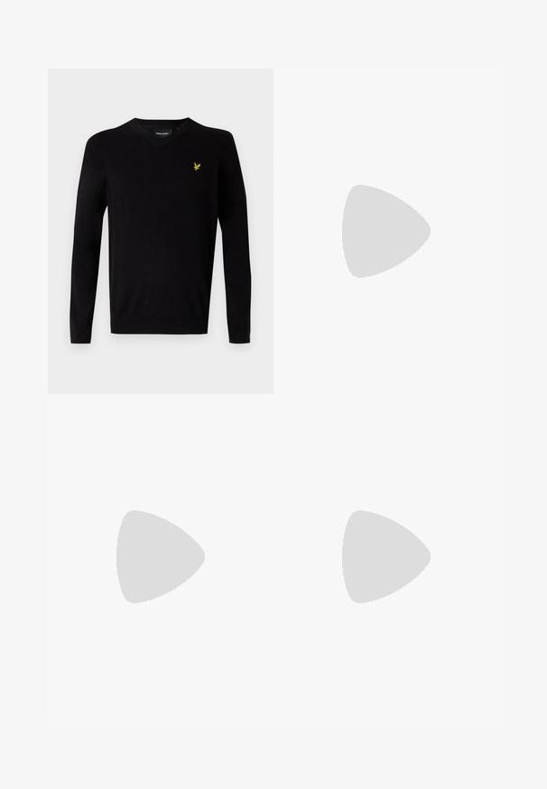 Schwarzer V-Ausschnitt-Pullover aus weichem Strickmaterial, mit langen Ärmeln und einem gelben gestickten Logo auf der linken Brust. Schlichtes Design.; Schwarze Hosen aus glattem Stoff, mit geradem Schnitt, zwei vorderen Taschen und einem Reißverschluss mit Knopfverschluss.; Schwarzer Lederloafer mit grober Gummisohle, genähter Oberseite und geprägtem Markennamen an der Ferse, seitlich auf weißem Hintergrund gezeigt.; BOSS Sonnenbrille - black