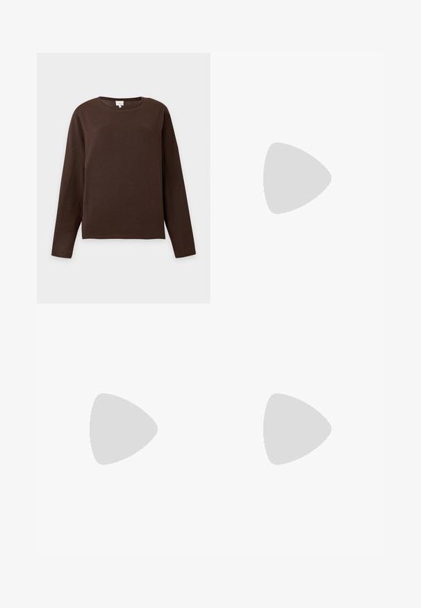 Donkerbruine trui met lange mouwen en ronde hals, met een eenvoudige, gladde textuur, afgebeeld op een effen lichte achtergrond.; Een broek met luipaardprint, met een slim fit, knoopsluiting en gestikte tailleband met een lichte stretch voor comfort.; Donkere bruin leren laars tot halverwege de kuit met een ronde neus, dikke zwarte zool, lage blokhak en een trekband aan de achterkant.; Zwarte leren handtas met een gladde textuur. Beschikt over een verstelbare schouderband en een strak, minimalistisch ontwerp met een ritssluiting.