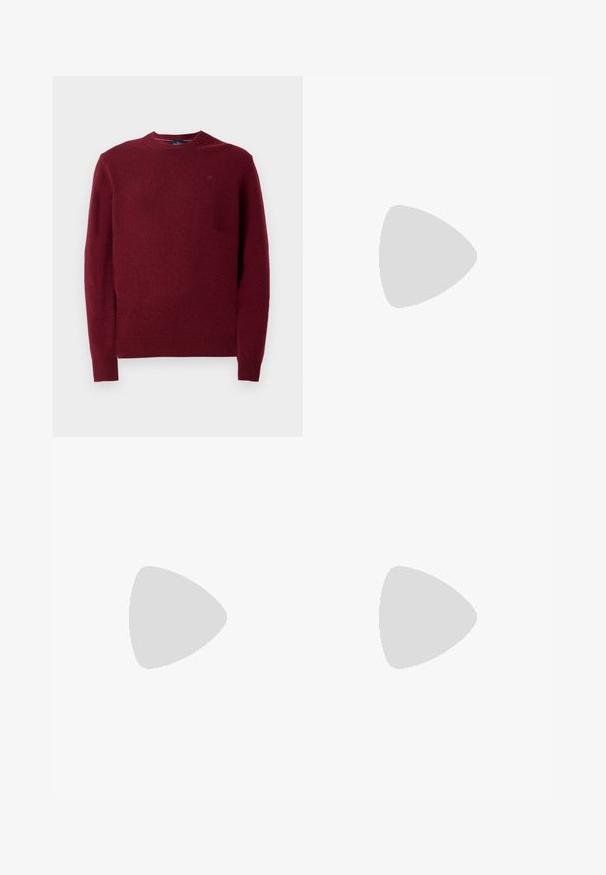 Hackett London CREW - Striktrøje - burgundy red; Hvid langærmet skjorte lavet af bomuld. Har en knap-ned krave, frontlukning med knapper i pink og buet bund.; Skræddersyede bukser i lys lavendelstof med en glat tekstur, flad front og lige ben design. Ingen synlige mønstre eller accenter.; Sort poleret læderloafer flydende over beige tæppe med orange gennemsigtigt møbel i baggrunden.